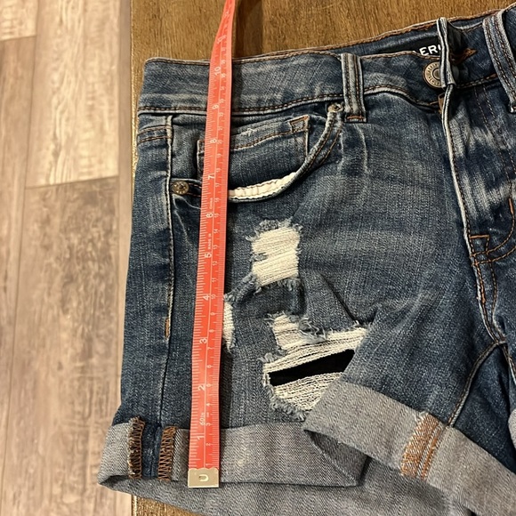 Aeropostale Low-Rise midi short w/rips and cuffed leg. Size 4 - Picture 5 of 5
